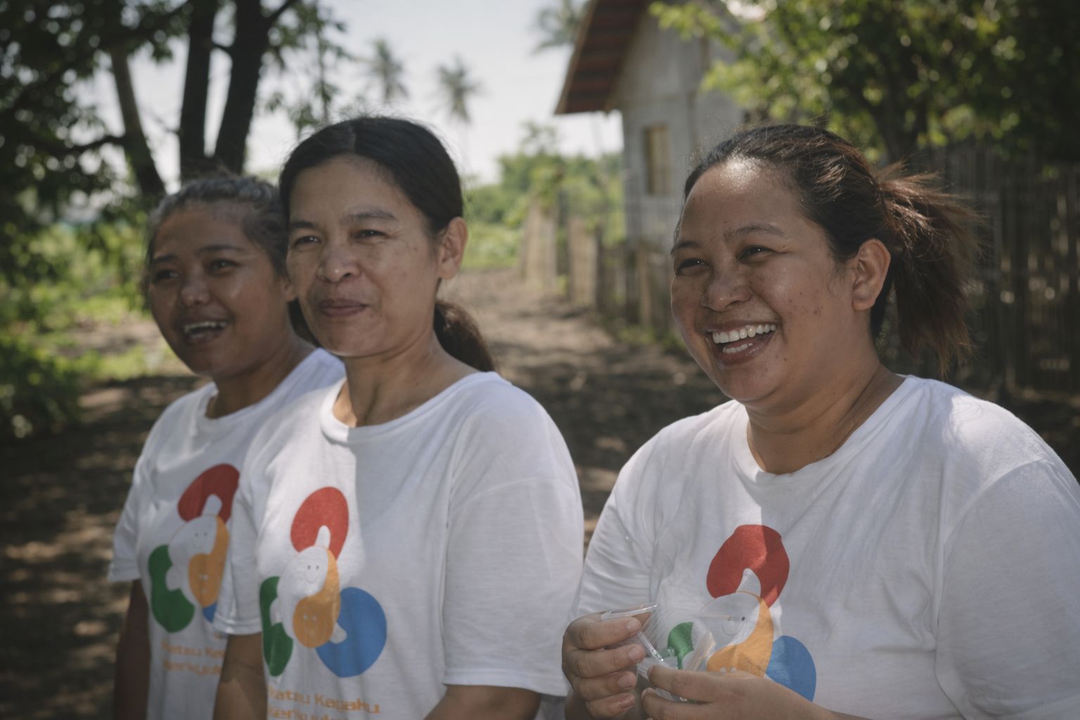 生産現場で働くTessたちの自然な笑顔